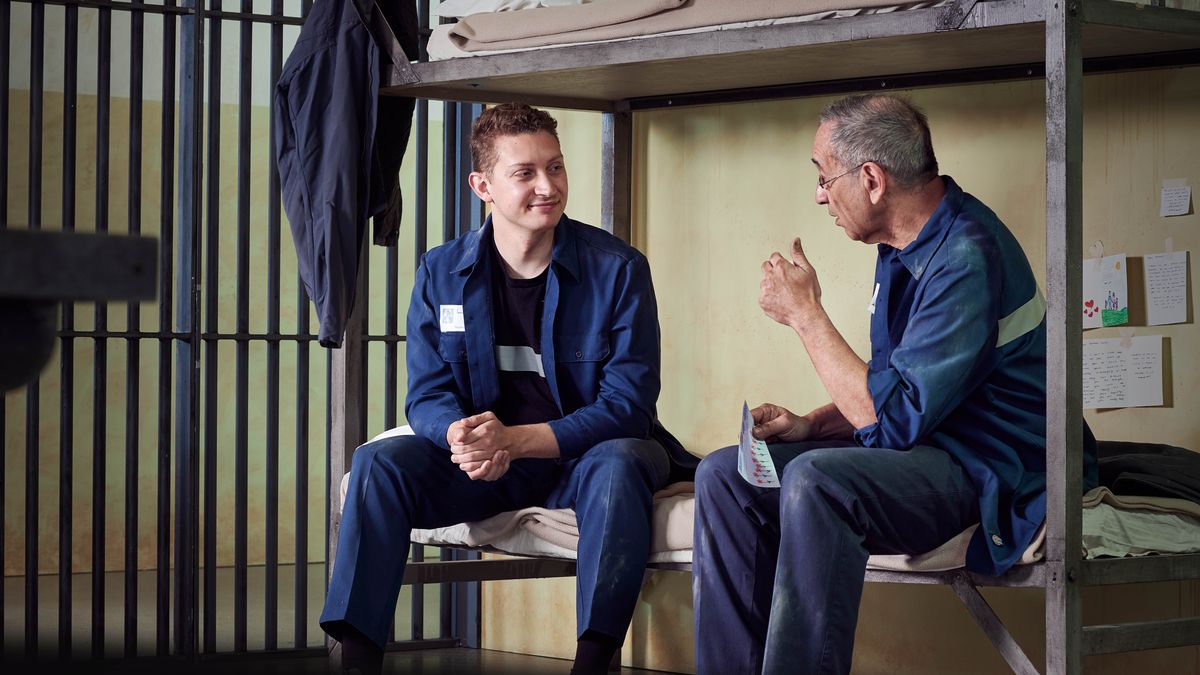 Дыууӕ ӕфсымӕры ахӕстоны камерӕйы хуыссӕныл бадынц ӕмӕ ныхӕстӕ кӕнынц. Сӕ фӕстӕ къулыл открыткӕтӕ, писмотӕ ӕмӕ нывтӕ.