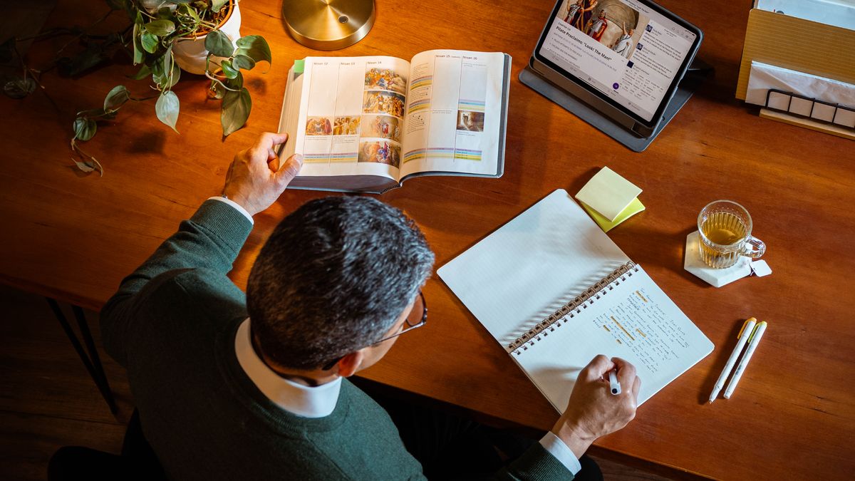 Ацӕргӕ ӕфсымӕр Библи иртасы. Йӕ разы ис планшет, Библи ӕмӕ блокнот. «Ног дунейы тӕлмац»-ы йын гом у Уӕлӕмхасӕн Б12-Б, таблицӕ «Йесойы зӕххон царды фӕстаг къуыри (2 хай)». Планшеты та йын гом у чиныг «Йесо Чырысти – фӕндаг, рӕстдзинад, цард», 129 сӕр.