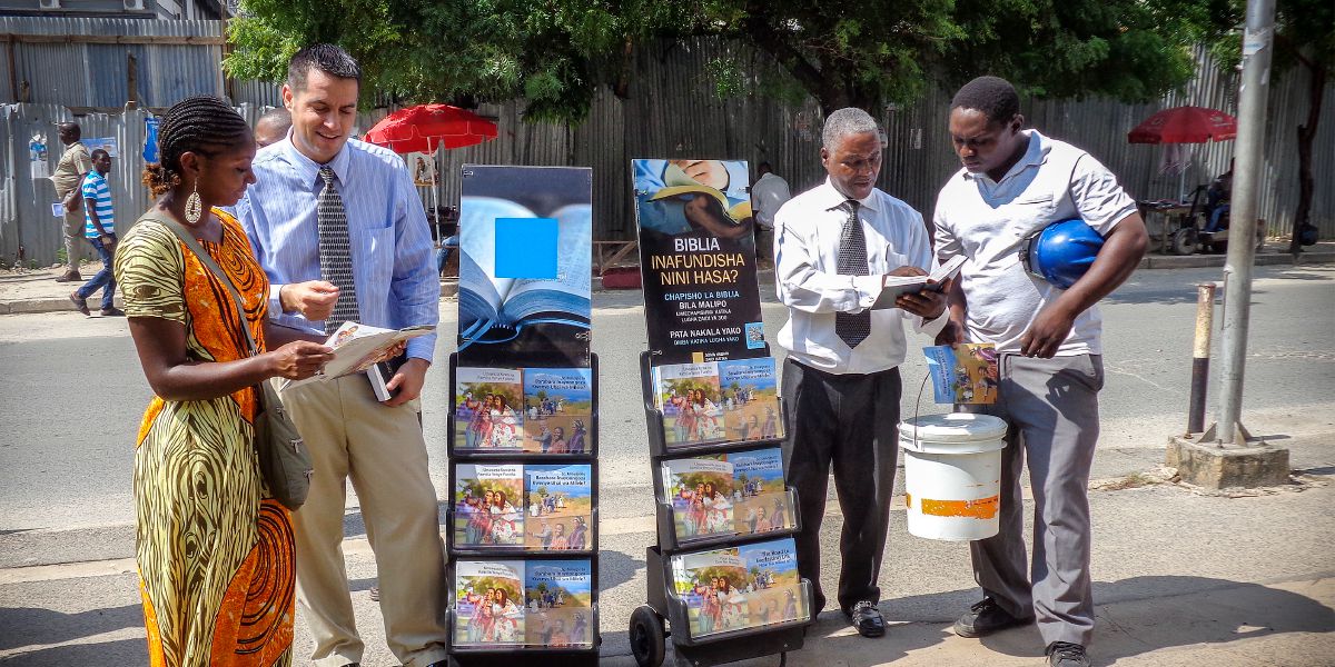 Йегъовӕйы Ӕвдисӕнтӕ стенды раз лӕууынц ӕмӕ хъусын кӕнынц (Дар-эс-Салам, Танзани)