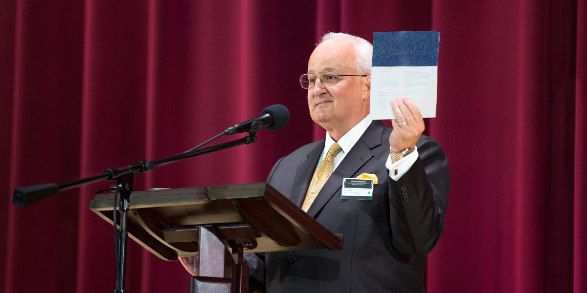 Разамонӕг советӕй ӕфсымӕр Энтони Моррис хъусын кӕны, кӕй рацыд ног ӕрвылмӕйон публикаци «Нӕ чырыстон цард ӕмӕ нӕ лӕггад. Кусӕн тетрад»