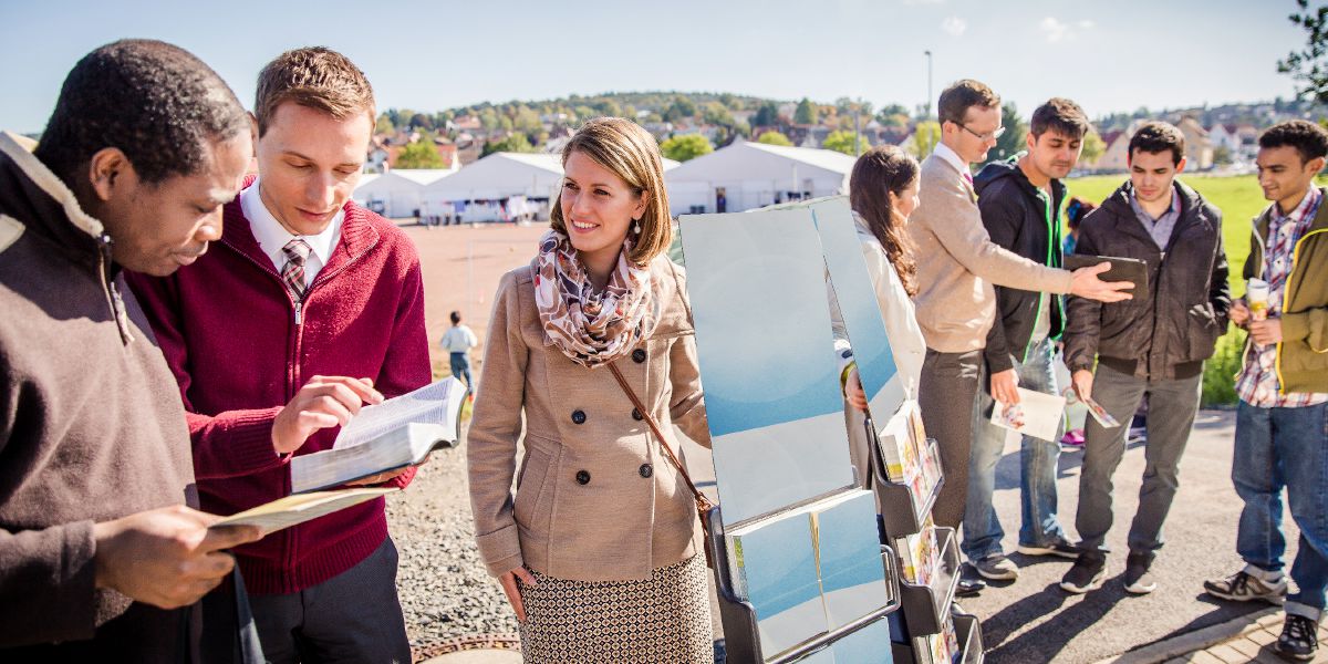 Хотӕ ӕмӕ ’фсымӕртӕ стендимӕ хъусын кӕнынц лыгъд адӕмы лагеры раз (Германи)