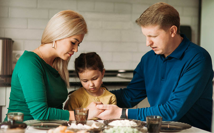Un famia ta hasi orashon huntu promé ku nan kome.