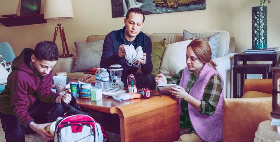 Wanfala famili preparem emergency supply blo olketa