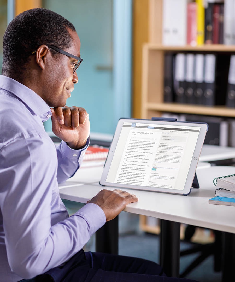 Wanfala man readim Bible online