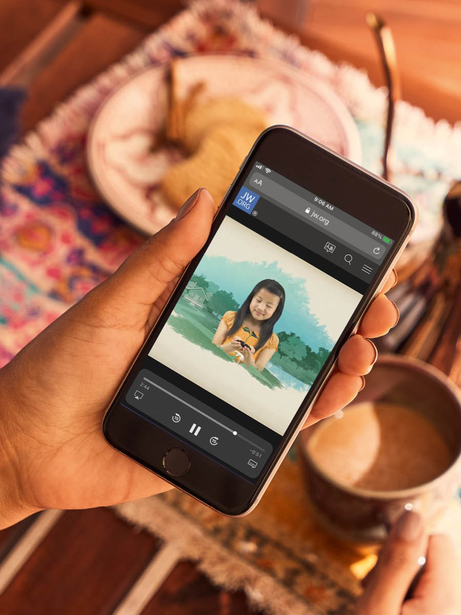 Wanfala Bible video plei insaed wanfala mobile phone.