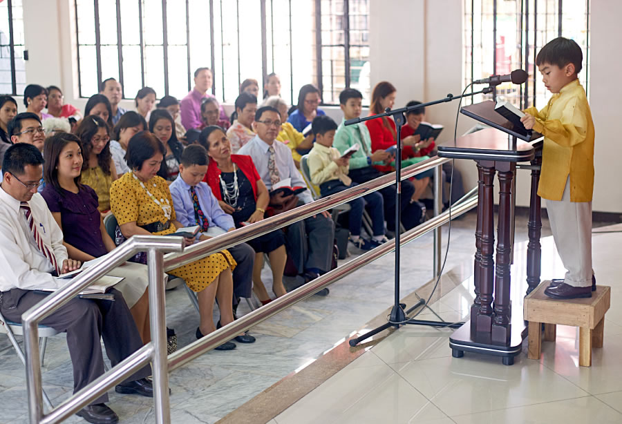 Wanfala young brata duim Bible reading lo Theocratic Ministry Skul