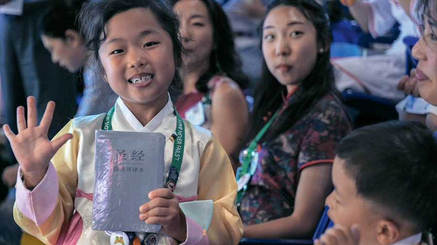 Wanfala part blo video ‘‘Love No Savve Finis’! Olketa International Convention.’ Wanfala gele hem smile taem hem holem wanfala copy blo ‘New World Translation’ wea hem just kasem.