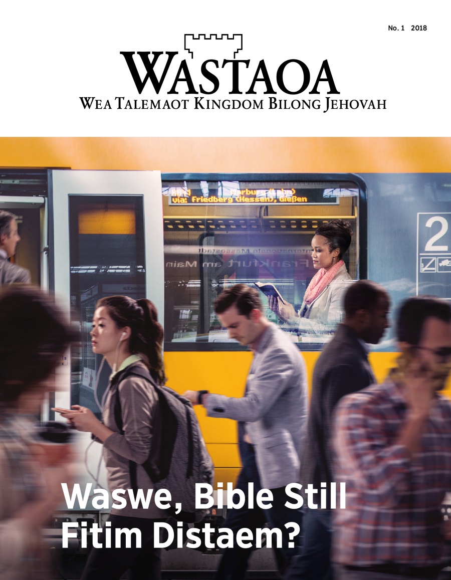 Wanfala woman insaed train readim Bible, and olketa narawan wakabaot pas long train station