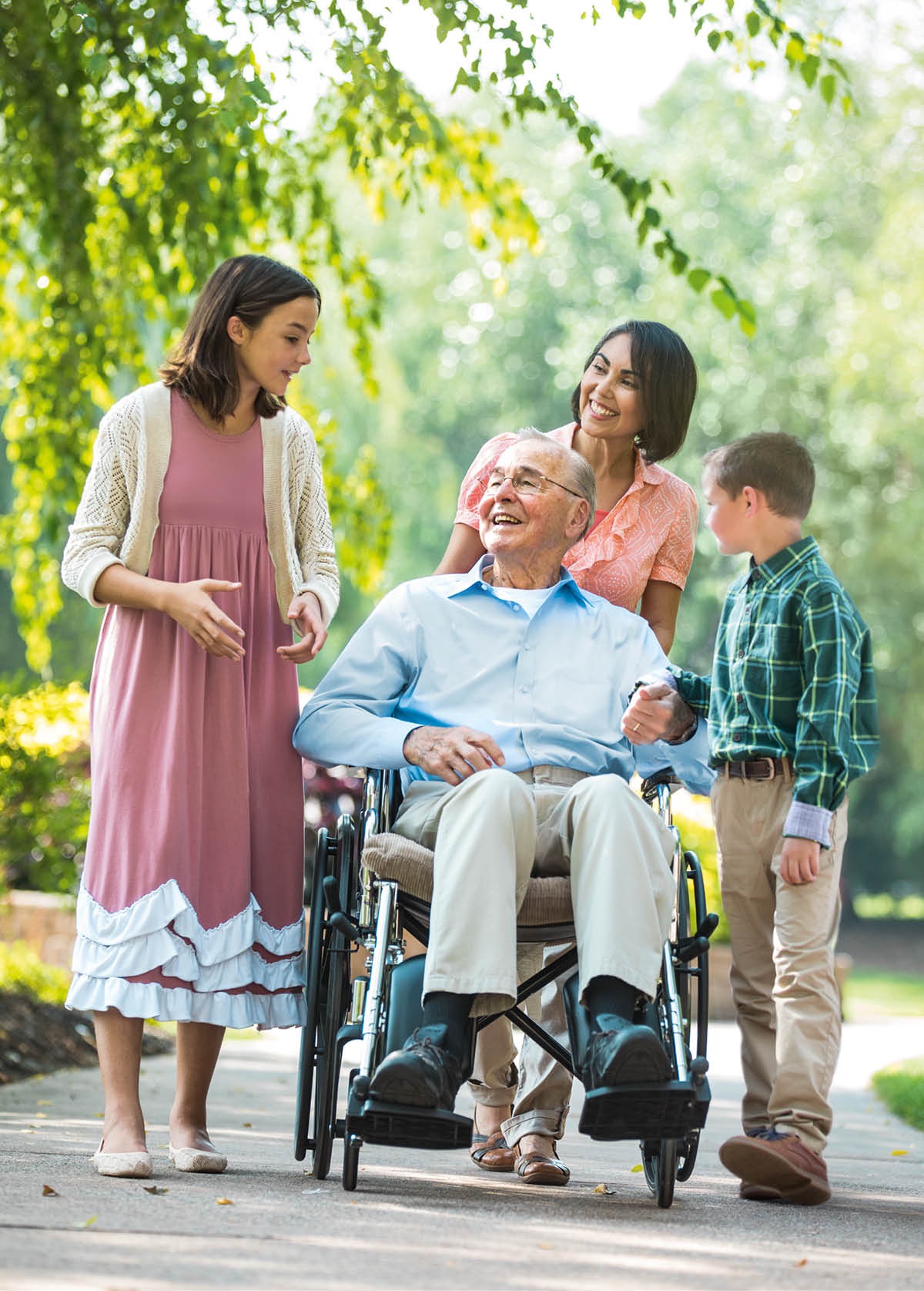 Famili bilong wanfala sikman wea sidaon long wheelchair stap witim hem