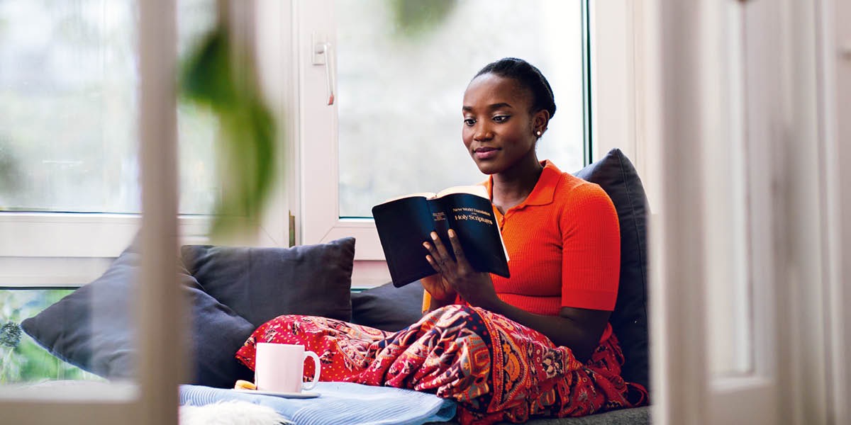 Wanfala young woman readim Bible