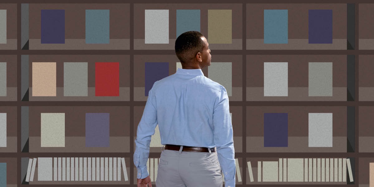 Wanfala man luk ap lo olketa shelve wea fulap lo olketa buk