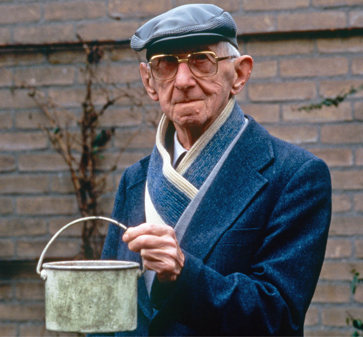 Gerrit Benink ze swoim blaszanym pojemnikiem na żywność.