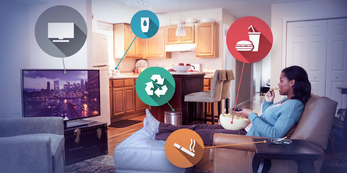 Kobieta ogląda telewizję i je śmieciowe jedzenie