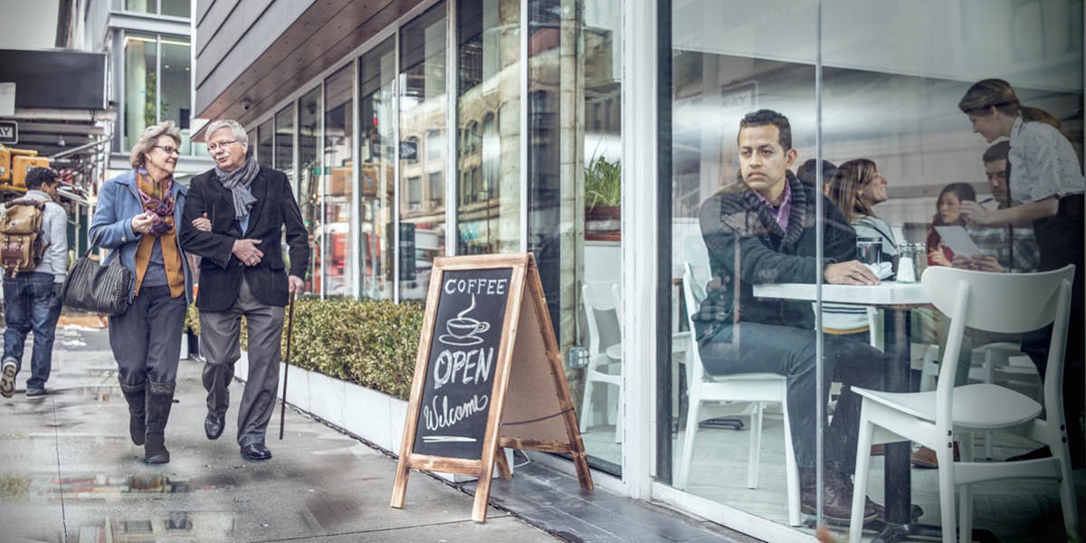 Pogrążony w żałobie mężczyzna siedzi sam w restauracji