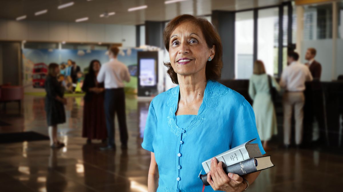 Radosna Kamal w lobby w Chelmsford.