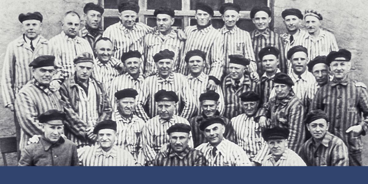 Grupa braci w Niemczech ubranych w pasiaki, krótko po wyzwoleniu z obozu w roku 1945