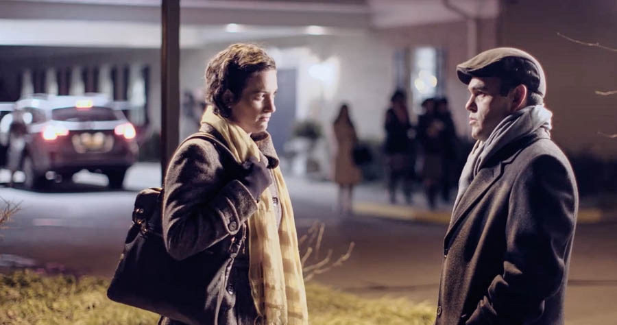 Scena z filmu „Nie naśladujmy ludzi nielojalnych”. Tomek wyobraża sobie rozmowę sam na sam z rozwiedzioną siostrą na parkingu przy Sali Królestwa.