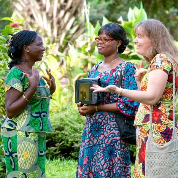 Anne-Rakel głosi w języku migowym (Togo)