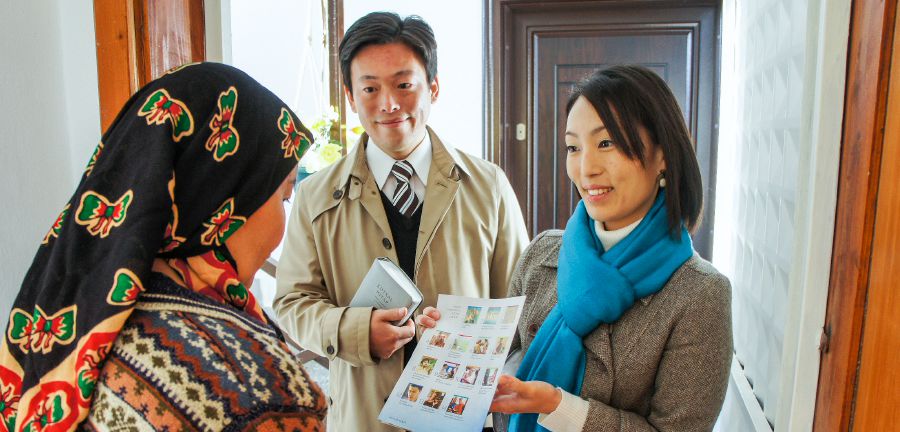 Atsuko głosi kobiecie w mieszkaniu