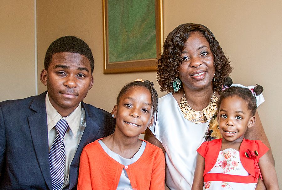 Efigenia Semente z Namibii z trojgiem swoich dzieci