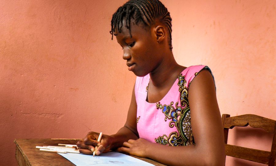 Aminata, 15-letnia uczennica z Gwinei Bissau, rysuje raj