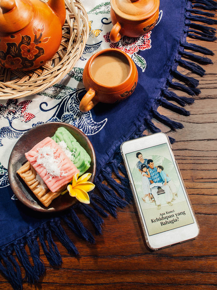 Cell phone ehu mi limwahn kep en koahpi riau. Kisin pwuhk ‘Real Faith​—Your Key to a Happy Life’ pwarada pohn cell phone.