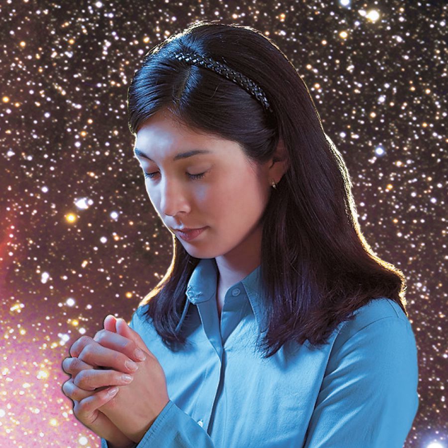 Uma moça orando debaixo de um céu estrelado