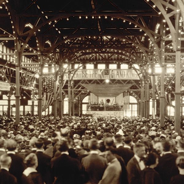 Uma multidão escuta um discurso bíblico no congresso dos Estudantes da Bíblia em Cedar Point, Ohio, em 1922.