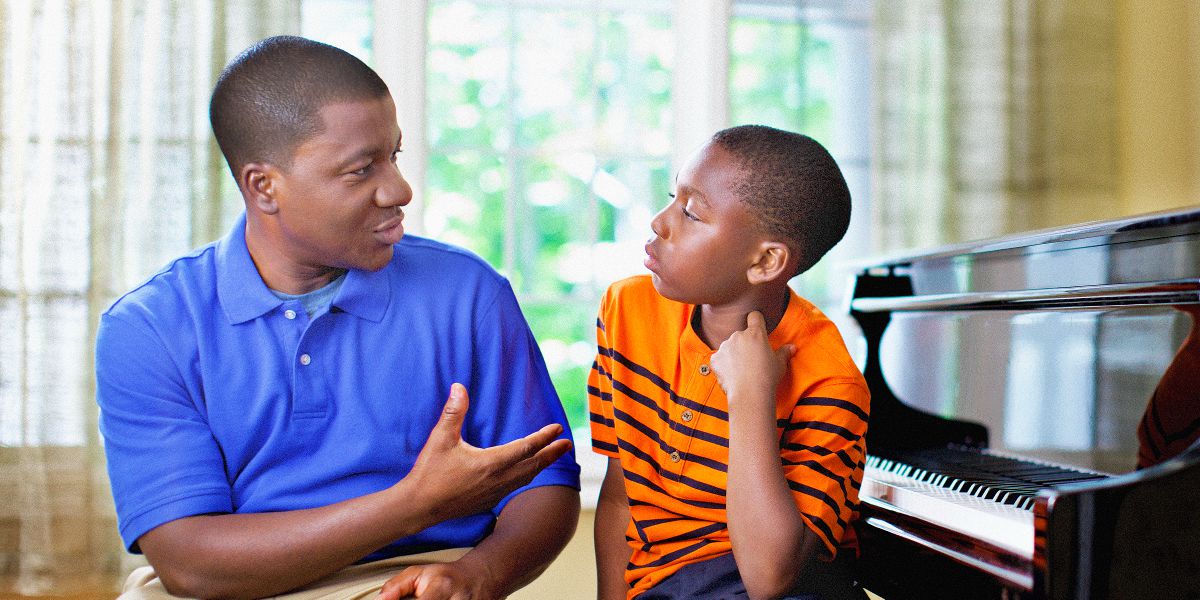 Pai conversando com o filho