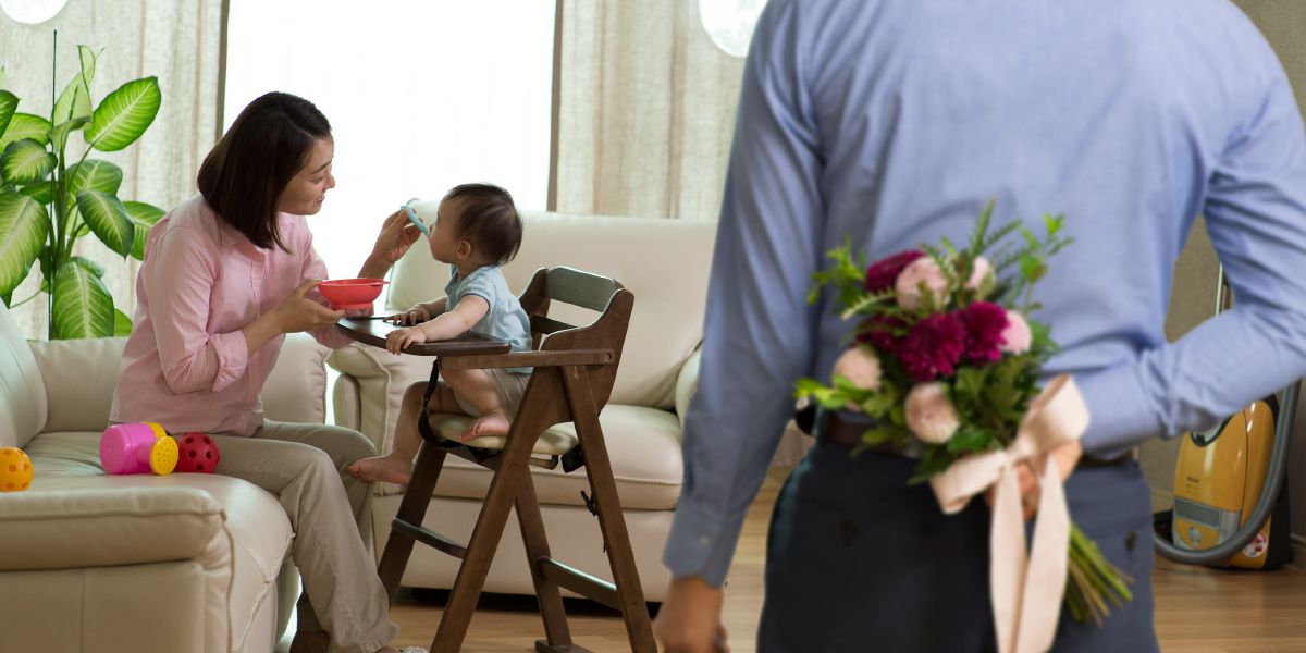 Um homem se prepara para surpreender sua esposa com um buquê de flores