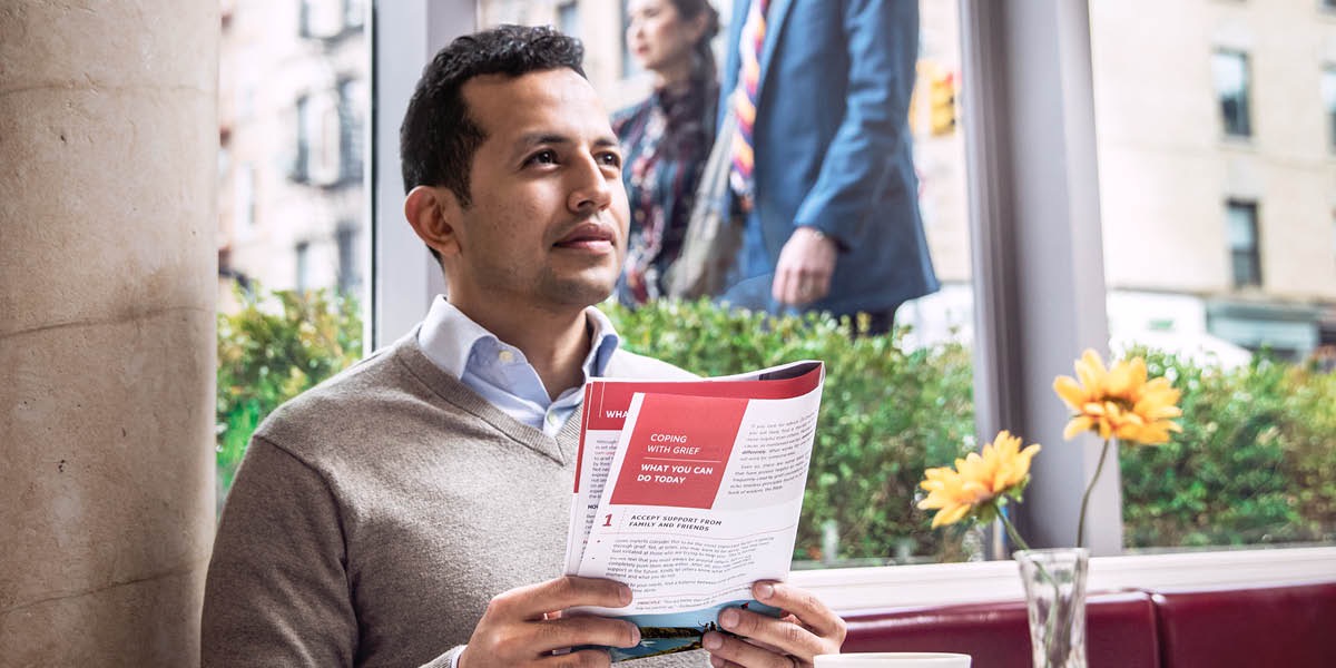 Um homem que perdeu alguém é consolado por ler essa edição da revista Despertai!