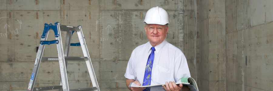Peter Johnson trabalhando num projeto de construção teocrática
