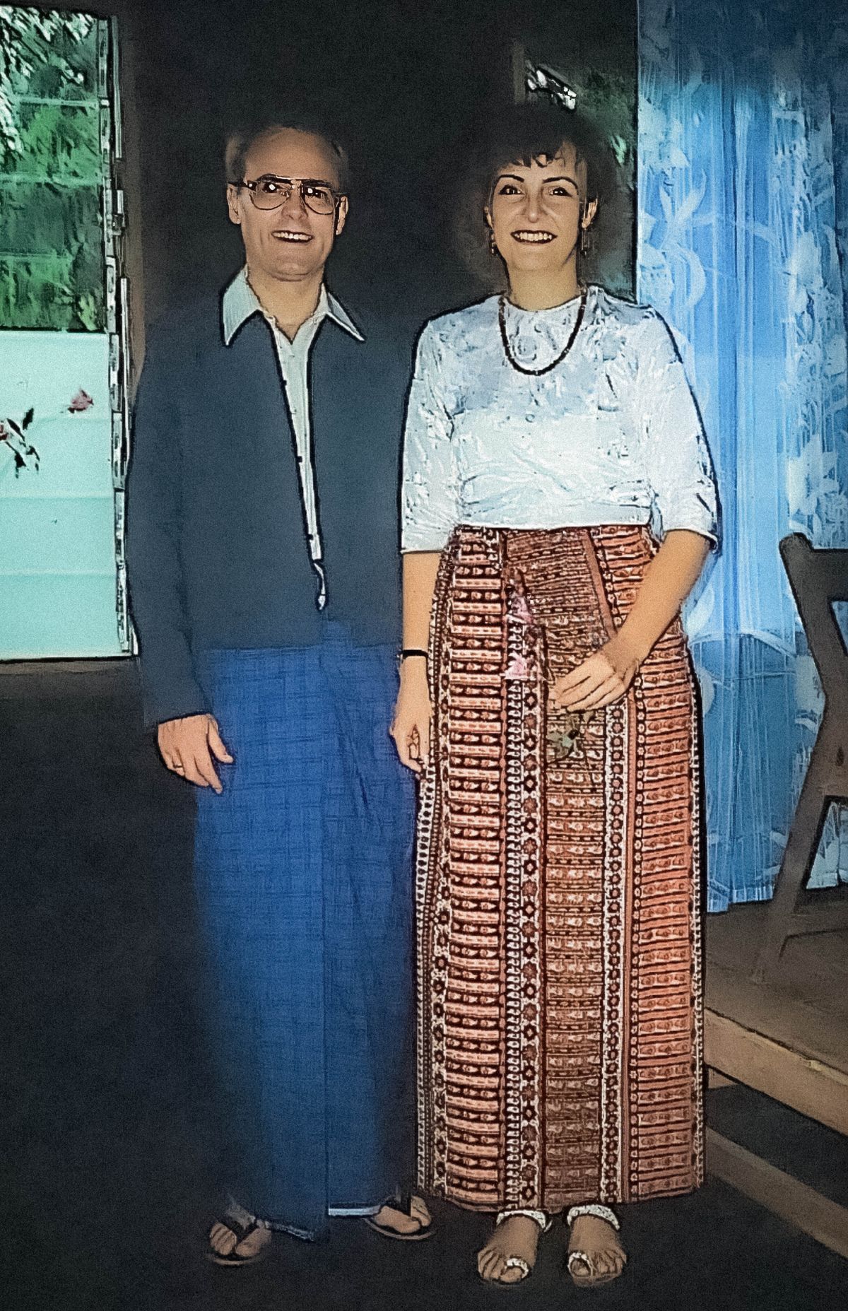 Håkan e Helene vestindo roupas típicas de Mianmar.