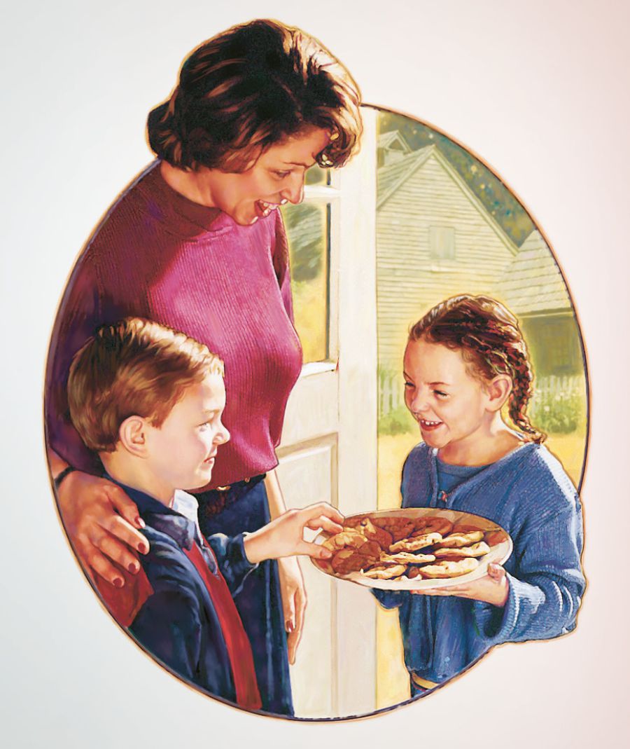 Uma menina dá biscoitos a um menino e sua mãe