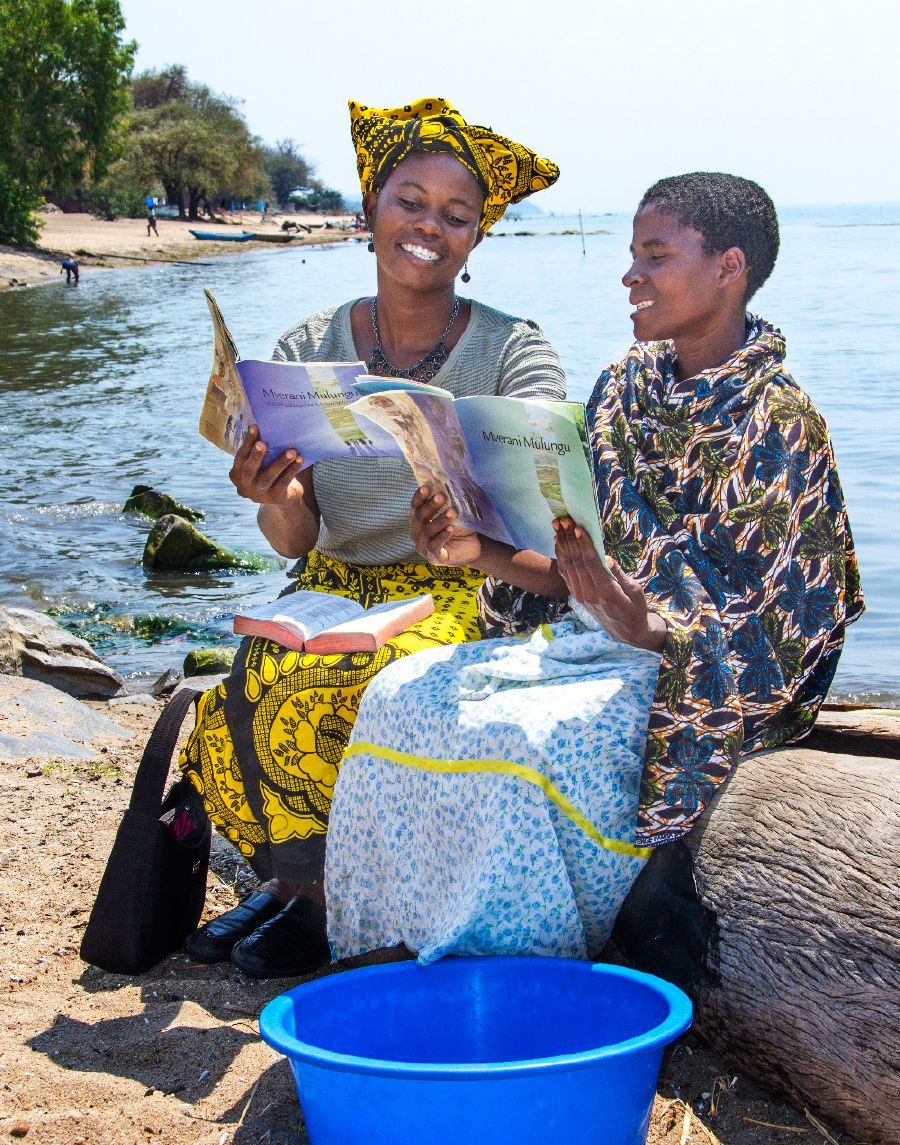 Uma irmã dirige estudo usando a brochura Escute a Deus e Viva para Sempre; a estudante está com a brochura Escute a Deus