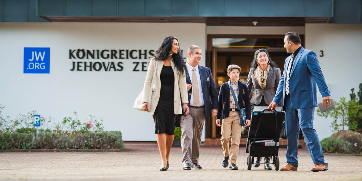 Um grupo de publicadores saindo do Salão do Reino com o carrinho.