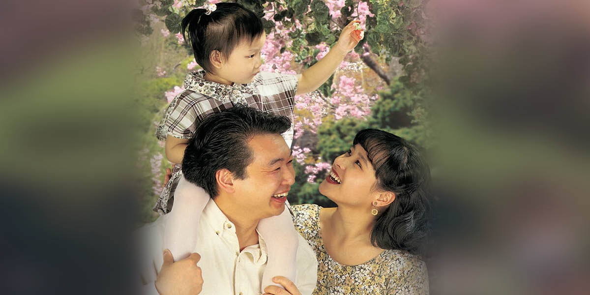 Um casal com a filhinha