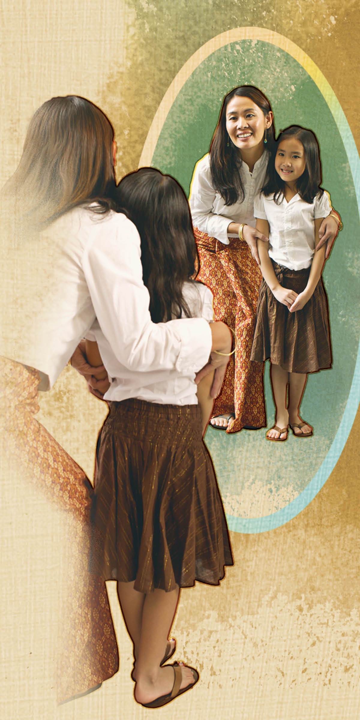 Vasana e sua filha pequena olham para um espelho