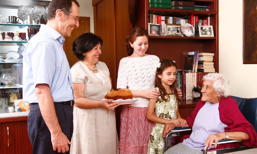 Uma família leva comida para uma idosa