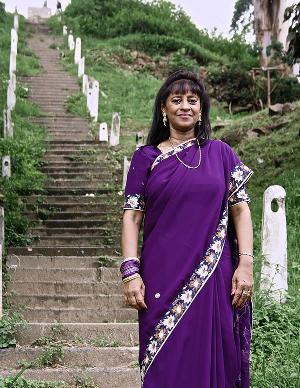 Nalini, perto dos 125 degraus que levam à sua casa