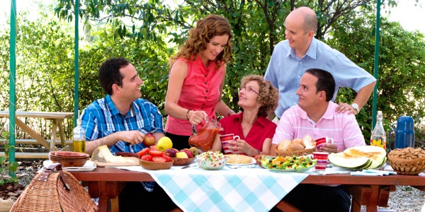 Isolina Lamela tomando uma refeição com seus amigos