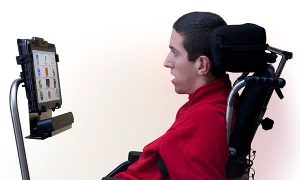 Jairo usando seu computador controlado pelos olhos