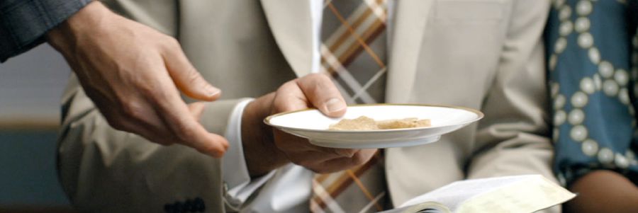 Pão sem fermento sendo passado na Celebração