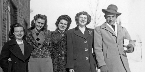 Mildred Olson e quatro de seus colegas da turma de Gileade