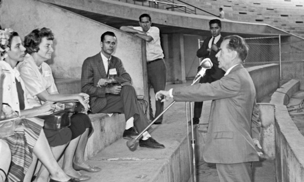 Frederick Franz falando com os missionários em um congresso