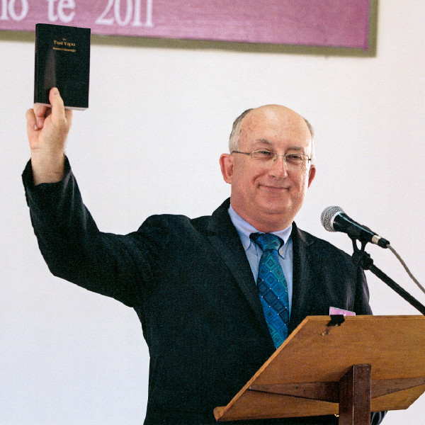 Geoffrey Jackson lançando a Tradução do Novo Mundo das Escrituras Gregas Cristãs em tuvaluano