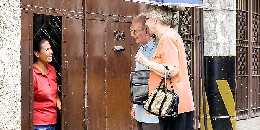 Denton e Janet Hopkinson pregando para uma mulher