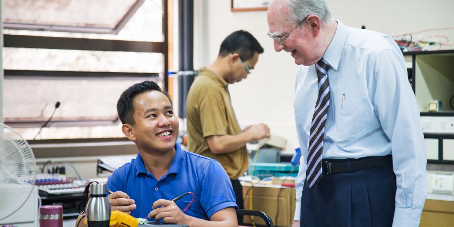 Denton Hopkinson conversando com um jovem betelita na sede das Filipinas