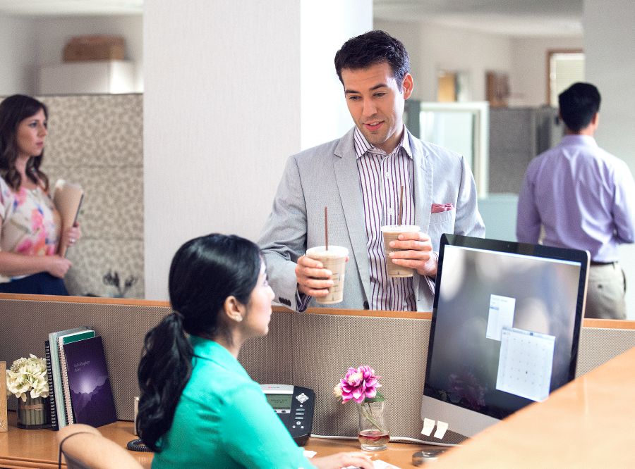 Um homem traz um café para uma irmã que está trabalhando. Ela percebe que ele está com segundas intenções