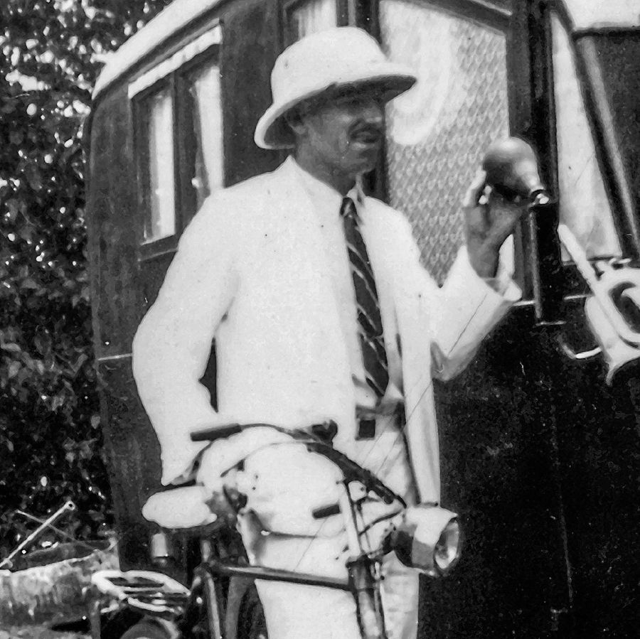 Charles Harris ao lado de uma bicicleta e de um trailer
